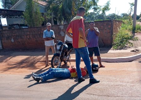 Acidente entre duas motos deixa duas pessoas feridas na manhã desta segunda-feira em Batayporã