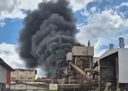 Incêndio de grandes proporções toma conta de usina em Nova Alvorada do Sul