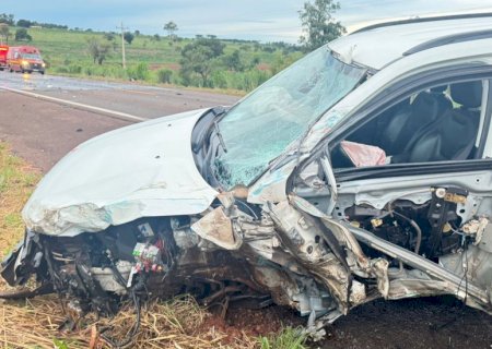 Acidente entre carreta e veículo de passeio deixa uma pessoa ferida na MS-134