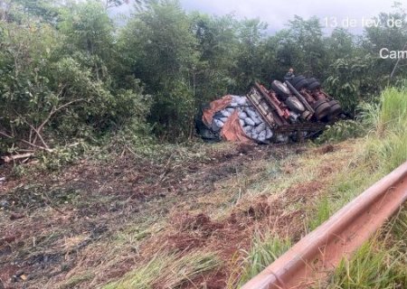 Motorista morre após caminhão tombar na MS-040