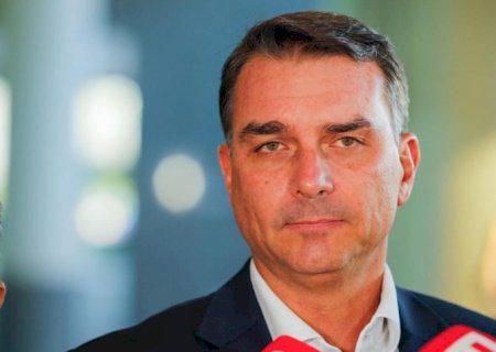 Flávio Bolsonaro visita Moraes para pedir prisão domiciliar a seu pai