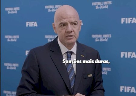 Infantino defende expulsão para jogadores que taparem a boca em discussões
