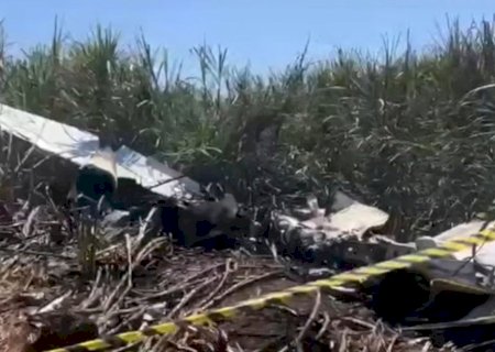 Piloto morre carbonizado após queda de avião no interior de SP