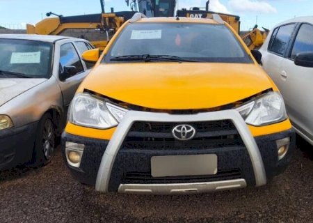 Etios com lance a R$ 11 mil é destaque em leilão do Detran com 182 veículos