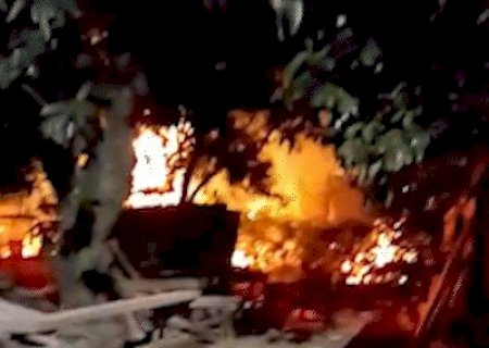 Incêndio em depósito de madeira assusta vizinhos durante a madrugada