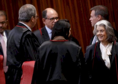 Cármen Lúcia anuncia saída antecipada da presidência do TSE