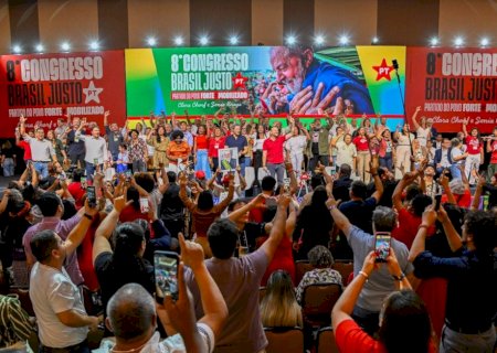 Com críticas a Trump e foco em reeleição de Lula, PT aprova manifesto