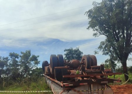Tombamento de caminhão de leite deixa um morto em Nova Andradina