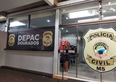 Homem é preso após avançar carro contra portão e ferir ex-companheira