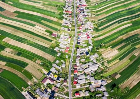 Cidade com 6 mil moradores em uma única rua de 9 km viraliza e revela modelo agrícola surpreendente