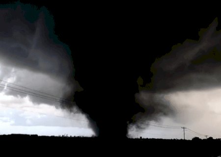 Tornados devastam cidade nos EUA e deixam 10 feridos; imagens impressionam