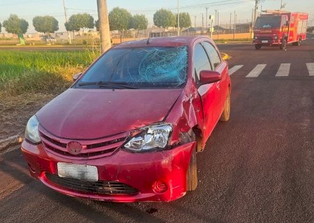 Idosa fica ferida após acidente entre bicicleta elétrica e carro em São Gabriel do Oeste