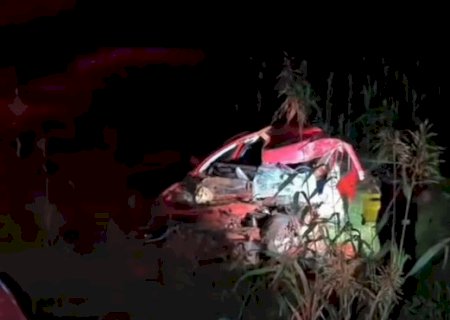 Motorista morre e dois ficam feridos em acidente entre carro e carreta
