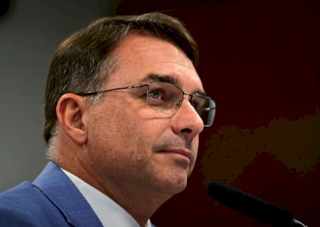 Flávio Bolsonaro diz que cenário político vai pesar na sabatina de Messias e que votação está indefinida