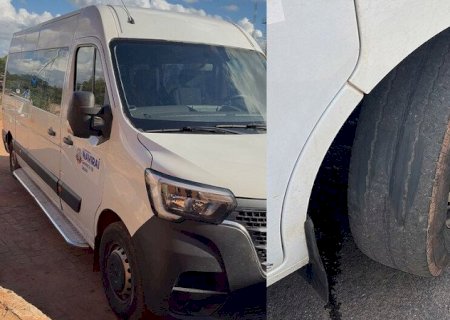 Van da saúde com pneus desgastados gera denúncia e polêmica em Naviraí