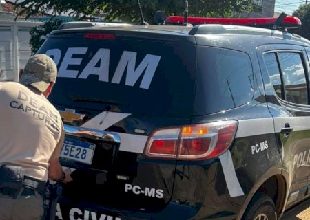 Homem é preso após espancar e ameaçar matar companheira em MS