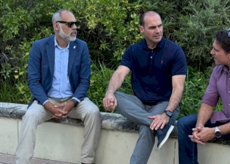 Eduardo Bolsonaro ironiza incapacidade do STF de prender foragidos da trama golpista: ‘Ainda estamos aqui’