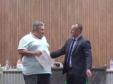 Vereador Lorinho entrega moção de reconhecimento a servidor da Guarda Municipal por trabalho social em Batayporã