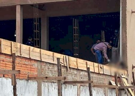 Homem é executado a tiros em obra e pistoleiro rouba moto para fugir