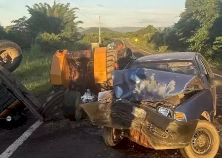Colisão deixa quatro feridos e parte trator ao meio