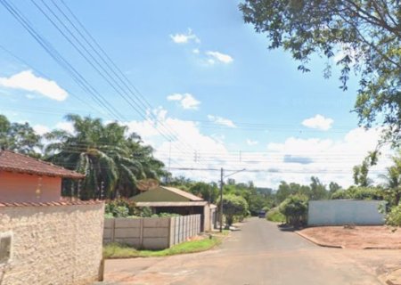Jovem é executado a tiros após ser atraído para o portão de casa