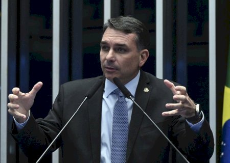 Flávio Bolsonaro pede união da direita após briga de Eduardo e Nikolas: ‘Inimigo está lá’