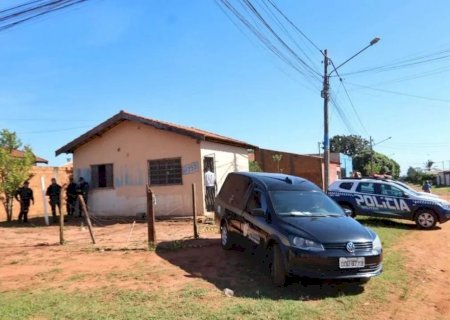 Suspeito morre após avançar com facão contra polícias