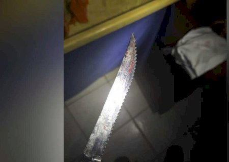 Mulher tenta tirar a própria vida e depois esfaqueia marido em MS