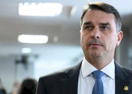 Flávio Bolsonaro critica decisão de Moraes e chama suspensão de lei de “canetada monocrática'