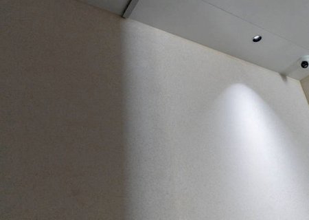 JBS é condenada a indenizar funcionário por câmera no vestiário de frigorífico em MS
