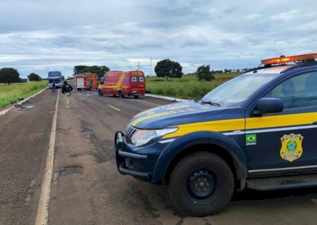 Acidente entre ônibus e carro deixa dois mortos e 12 feridos em MS