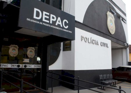 Jovem pega carro de cliente, foge de blitz e quase atropela crianças