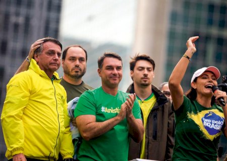 Flávio Bolsonaro diz que não vai puxar a orelha de ninguém