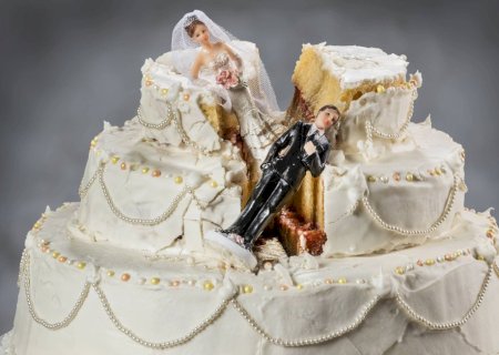 Estou solteira e infeliz, preciso ir ao casamento da minha amiga? Terapeuta responde