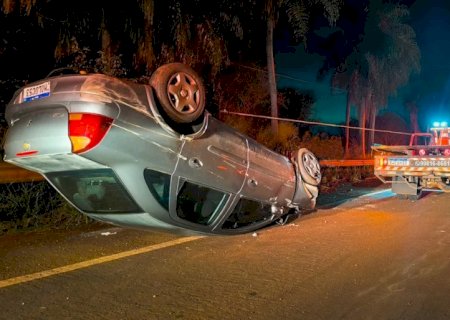 Motorista perde controle ao desviar de ciclista e capota carro na BR-376