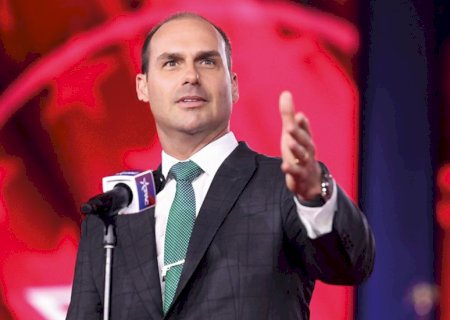 Tido como carta fora do baralho, Eduardo Bolsonaro volta ao tabuleiro eleitoral de olho em 2027