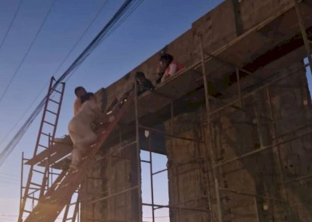 Pedreiro morre após sofrer descarga elétrica em obra
