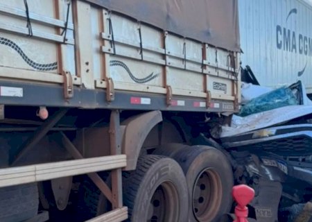 Engavetamento entre carretas e utilitário deixa dois mortos na BR-163