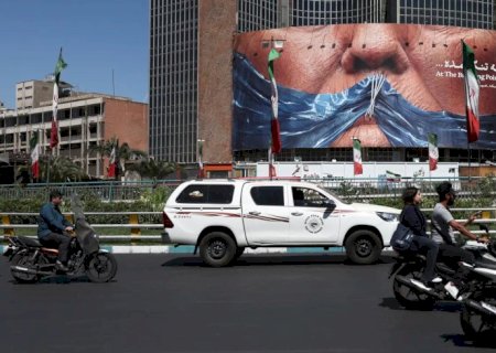 EUA voltam a atacar Irã, que retalia contra base militar no Kuwait