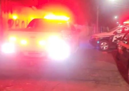 Homem é morto com facada no coração durante briga em rua