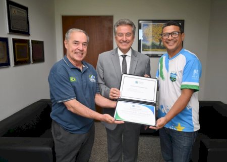 Hashioka homenageia Federação de Futebol de Mesa de Mato Grosso do Sul por torneio regional