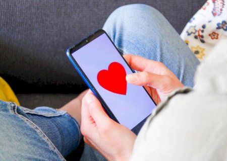 Os sinais de que você está com burnout de aplicativos de namoro, mas não consegue parar
