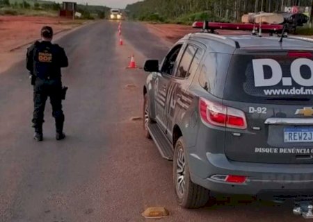 Motorista vai para cima da polícia durante perseguição e é preso com carro 'recheado' de drogas