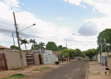 Dupla em motocicleta atira contra três jovens em frente à residência