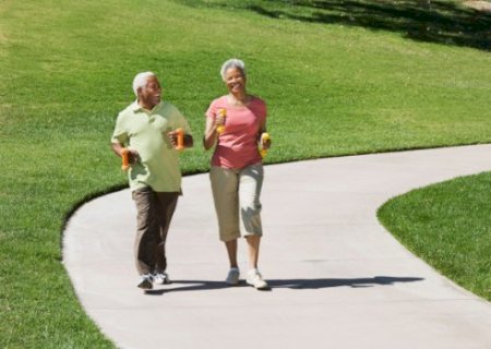 Idosos que caminham tão rápido quanto pessoas mais jovens correm menor risco de ter Alzheimer
