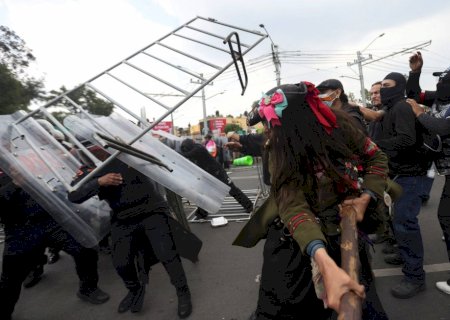 Manifestantes e policiais entram em confronto perto do Azteca durante jogo de estreia da Copa do Mundo