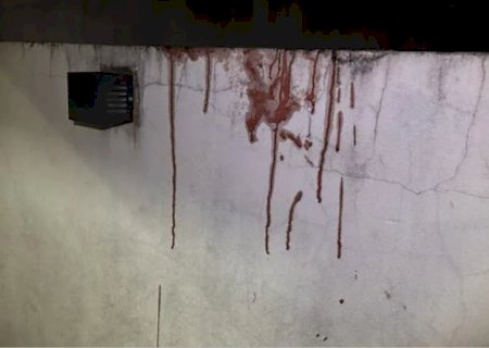 Frentista é baleado por dupla de capacete e foge pulando muros