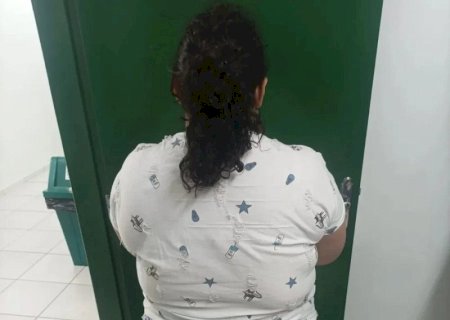 Mulher de 37 anos finge ter 12 e é presa por estelionato um ano após ser adotada por família