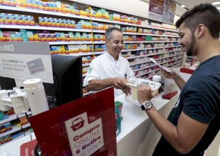 Resolução obriga farmácias a cuidar de pessoas LGBT de forma integral