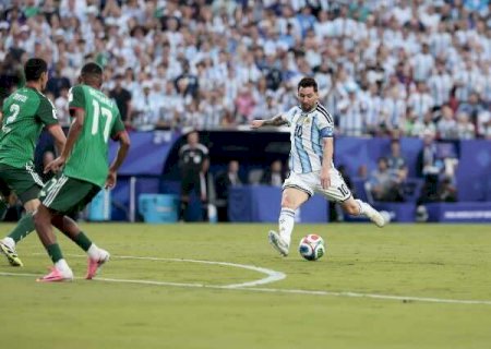 Messi marca três vezes e Argentina estreia com vitória na Copa